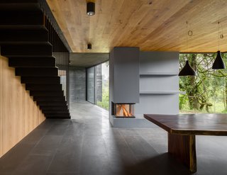 The timeless character of the black concrete is felt as one enters the semi-hidden entrance path to the house, and each of the volumes gradually reveals itself.