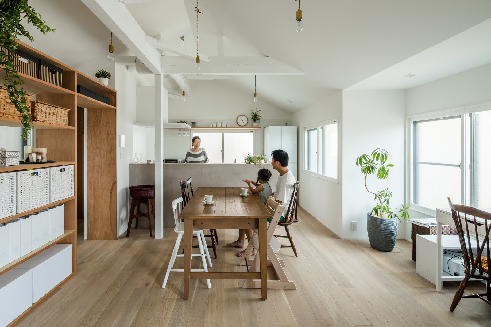 Alts Design Office replaced all the old insulation materials and moved the living room from the first floor to the second floor.