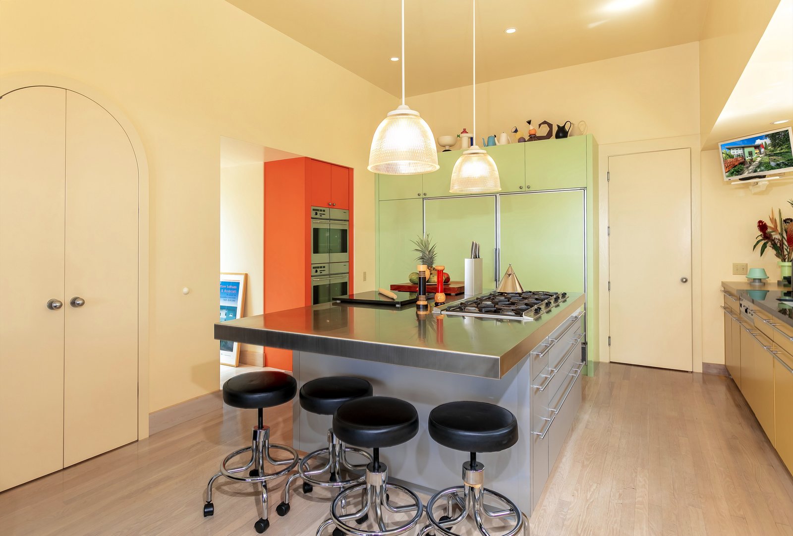 Photo 10 of 25 in A Vibrant, Iconic Home Hits the Market in Hawaii For