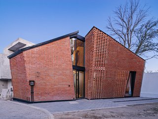 The traditional bricklaying technique enabled the second-level interior space to become larger.