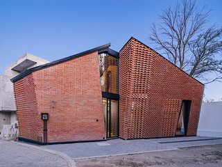 The traditional bricklaying technique enabled the second-level interior space to become larger.

