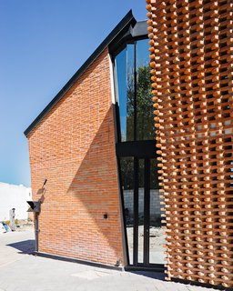 The entrance door is made of mirror-like glass to enhance privacy.
