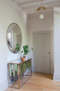 The leaf motif on the brass, metal lights used in the hallways and throughout the home also pays homage to Morris’s botanical prints, yet in a more minimalist and modern way. 

