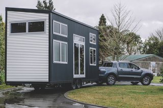  The exterior walls and roof are made of Corrugated Colour Steel in contrasting lancewood grey and pacific cloud white, complemented by silver pearl window joinery. 