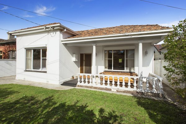 The renovation demolished the entire back half of the house and added a new extension. The team stripped the original Victorian front section down to the walls.