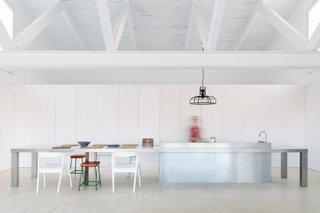 The long breakfast bar at the kitchen is ideal for big family feasts.