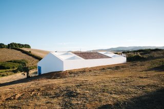 Partially sunken into the landscape to reduce its impact on the landscape, the expansive Cercal House can comfortably accommodate 10 people. 