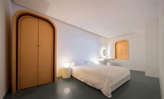 The hotel’s structure determined the layout, and the bathroom needed to be located close to the entrance corridor to gain access to the plumbing infrastructure. 