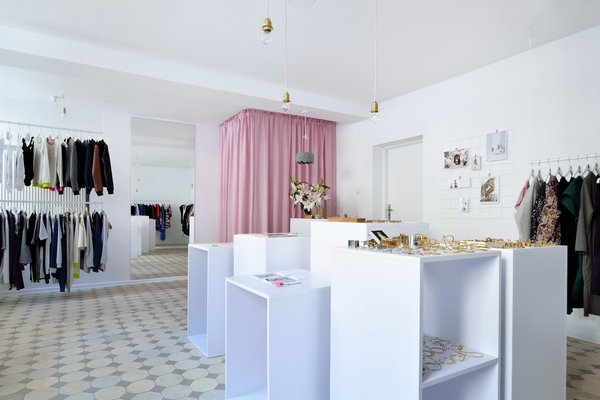 Simple geometrical jewellery stands create their own island in the center of the store.