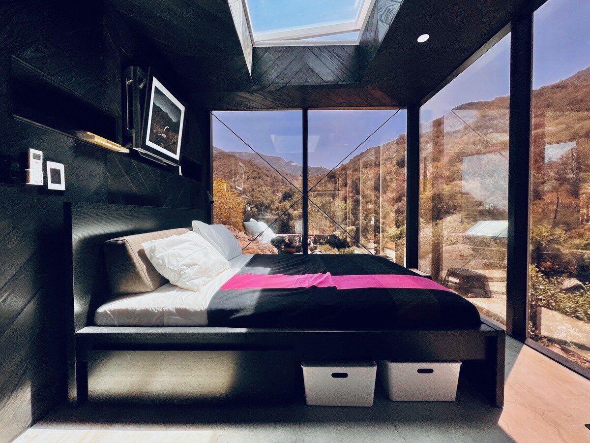 Image showcasing Photo 10 of 13 in Luxury off-grid mirror cabins by ÖÖD near Sequoia ...