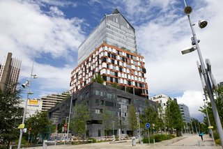 Situated on the Seine river, Building C1 houses shops and offices with rooftop terraces and gardens. Planted esplanades and high terraces give the impression of a green island, while a retractable panel at the top of the structure extends to cover the rooftop garden.