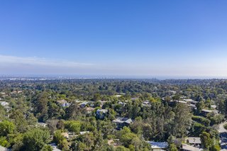 While conveniently located in the Westside of Los Angeles, the home offers a quiet city escape.