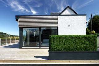 This former fisherman’s cottage on the Caledonian Canal was transformed in 2009 by Reynolds Architecture Ltd., which implemented an open plan that faces the ocean. Timber cladding and large windows unite with the historic facade of the home.