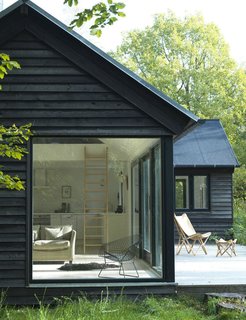 <span style="font-family: Theinhardt, -apple-system, BlinkMacSystemFont, "Segoe UI", Roboto, Oxygen-Sans, Ubuntu, Cantarell, "Helvetica Neue", sans-serif;">At 74 square meters, this variation of the Vinkelhuset line by Danish modular cabin designer Møn Huset is L-shaped in plan and hits all the right notes.</span>