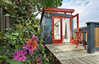 In Seattle, an artist sought an affordable option for her own studio and looked to Modern Shed, a company that provides solutions for storage and limited living spaces like studios and office sheds. For the art studio, metal panels in gray and red clad the exterior, and natural light pours in through glazed double doors and clerestory windows.