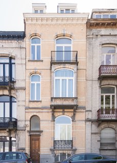 The exterior presents a traditional townhouse facade, along the Rue Renier Chalon in Brussels.