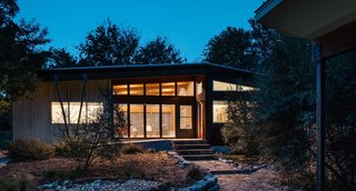 With an exterior resembling that of a modern, ranch-style home where everything is all on one floor, the Casita 850 by MA Modular houses two bedrooms and one bathroom in a finely laid out 850 square feet.