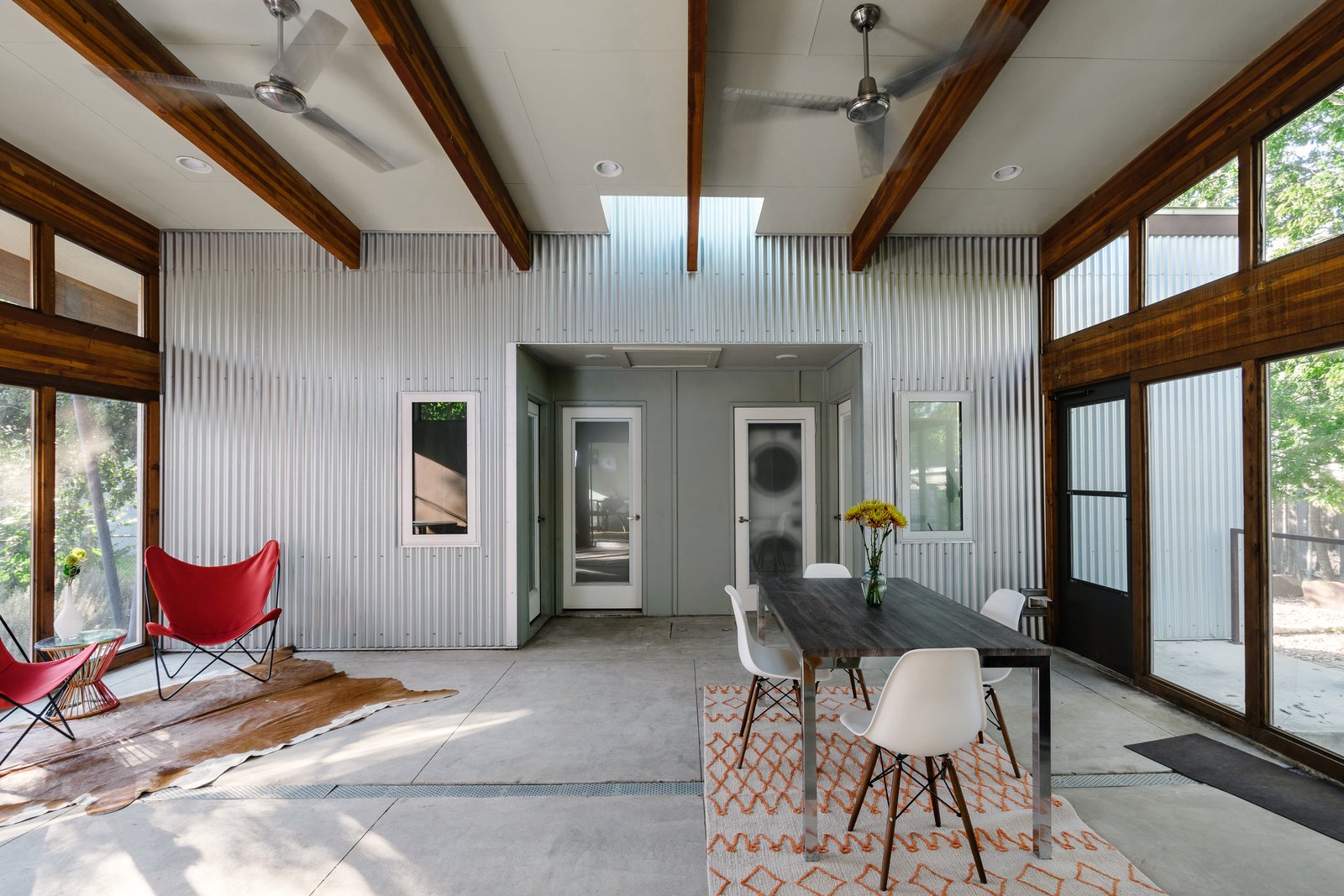 Photo 9 of 11 in A Breezy Modular Home Keeps Cool in Austin, Texas - Dwell
