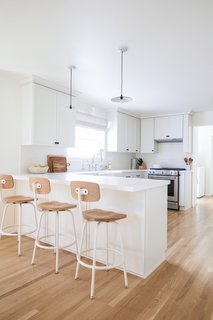 As a service that matches interior designers and decorators with homeowners, Homepolish provides a transparent, affordable option for those who are looking for home design guidance. This kitchen was designed by Melanie Burstin for a Homepolish client.