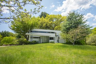 Walter Gropius designed his residence in Lincoln, Massachusetts, after fleeing Germany’s Third Reich regime for a teaching position at Harvard.