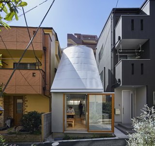 After living ten years in another house he designed in Yokahama, Hosaka and his wife decided to move to Tokyo for an easier commute.