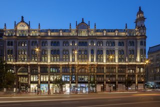 Designed by architect Henrik Schmahl and completed in 1909, the building originally served as a residential and office building. It had fallen into deep disrepair by 2015, when renovations and restoration work commenced.