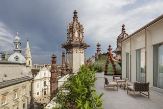 A new rooftop suite provides fresh views of the city beyond—and the building's intricate, highly decorative rooftop structures. The new structure is clearly modern and avoids confusion about what is old and what is new.