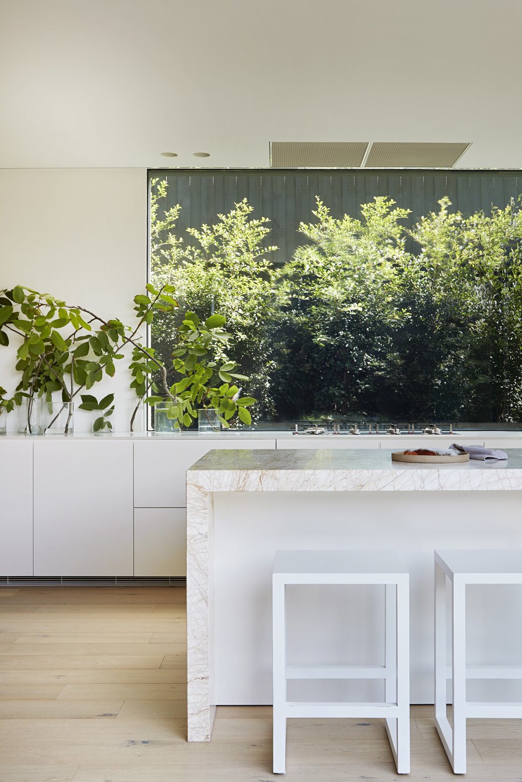 Photo 8 of 19 in A Contemplative Melbourne Home Wraps Around a Garden ...