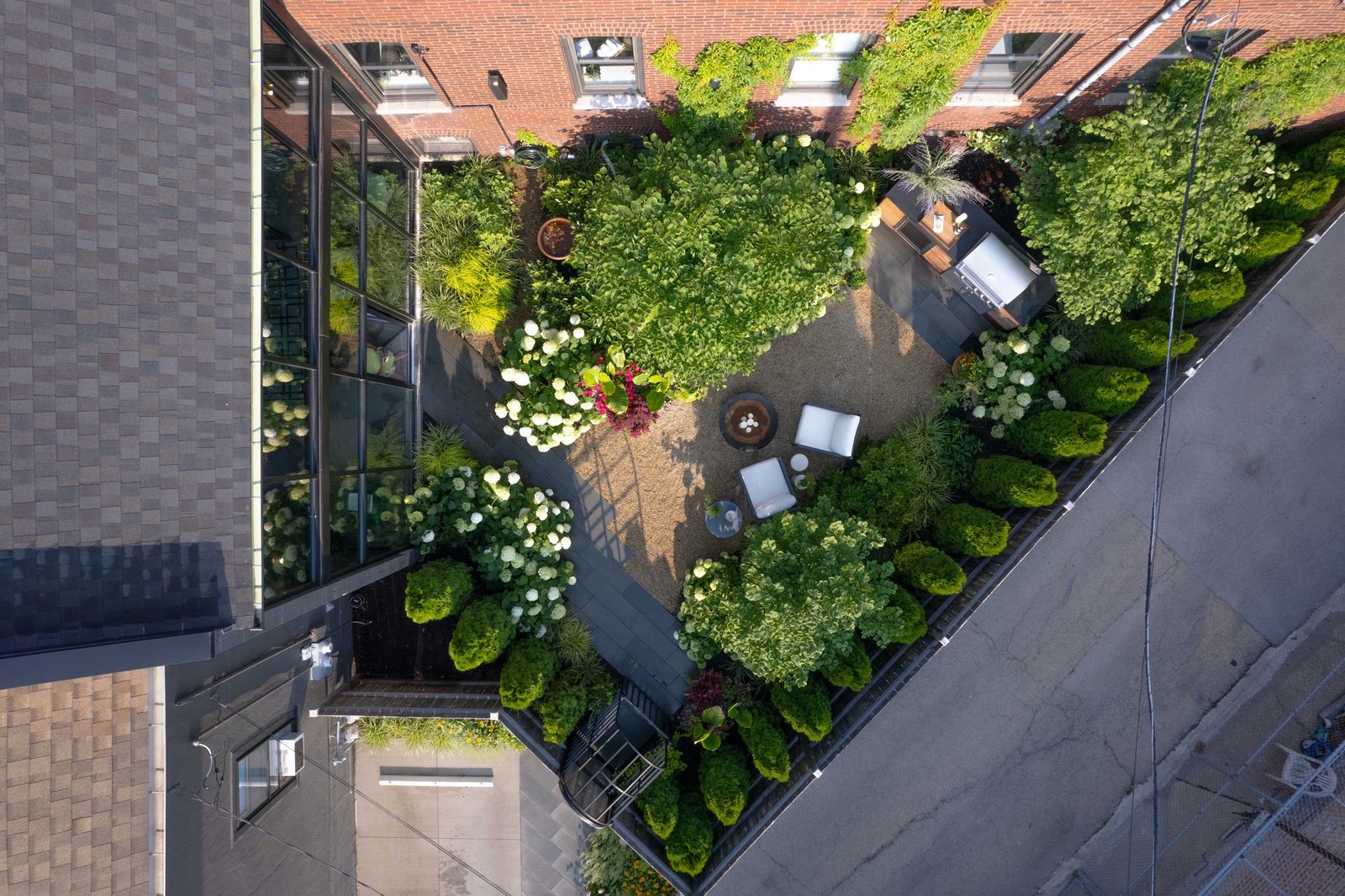 <span style="font-family: Theinhardt, -apple-system, BlinkMacSystemFont, &quot;Segoe UI&quot;, Roboto, Oxygen-Sans, Ubuntu, Cantarell, &quot;Helvetica Neue&quot;, sans-serif;">The home and garden are located in A</span><span style="font-family: Theinhardt, -apple-system, BlinkMacSystemFont, &quot;Segoe UI&quot;, Roboto, Oxygen-Sans, Ubuntu, Cantarell, &quot;Helvetica Neue&quot;, sans-serif;">vondale, one of Chicago’s historically working-class neighborhoods with a long history as a manufacturing and distribution hub thanks to its proximity to the Chicago River and railway lines.</span>