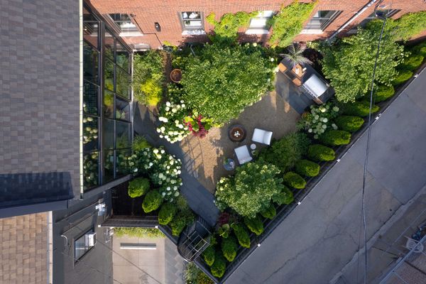 <span style="font-family: Theinhardt, -apple-system, BlinkMacSystemFont, &quot;Segoe UI&quot;, Roboto, Oxygen-Sans, Ubuntu, Cantarell, &quot;Helvetica Neue&quot;, sans-serif;">The home and garden are located in A</span><span style="font-family: Theinhardt, -apple-system, BlinkMacSystemFont, &quot;Segoe UI&quot;, Roboto, Oxygen-Sans, Ubuntu, Cantarell, &quot;Helvetica Neue&quot;, sans-serif;">vondale, one of Chicago’s historically working-class neighborhoods with a long history as a manufacturing and distribution hub thanks to its proximity to the Chicago River and railway lines.</span>