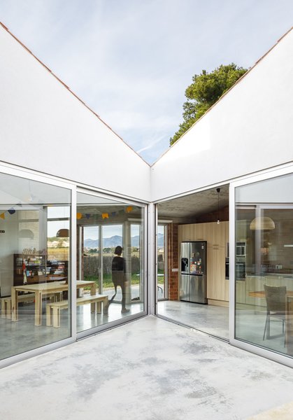 The home received an "A" energy rating and an "A" emissions rating for use of ACS solar panels, low primary energy consumption (15.76 kWh / year m2), and low CO2 emissions (2.73 kg CO2/m2 year) . 