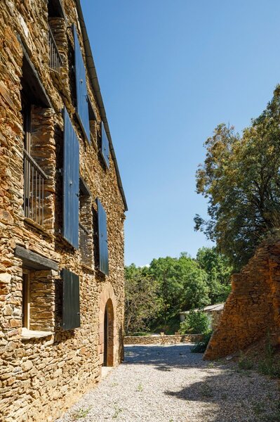 The original stone facade of the farmhouse was left intact to preserve its rural character. 