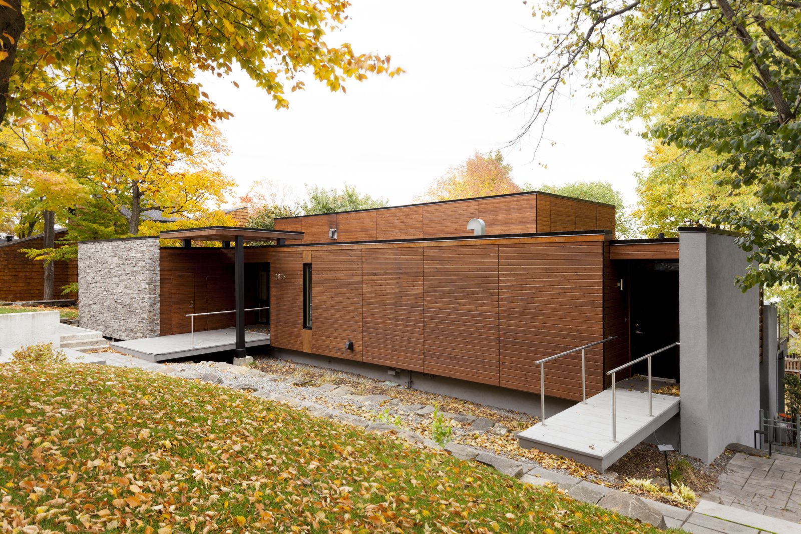 Photo 9 of 10 in Rue de l'Anse residence by PARKA Architecture