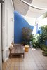 The petiribi wood bench, the sunshades and the plants over the blue walls set up a unique atmosphere. Photo 12 of Artigas modern home