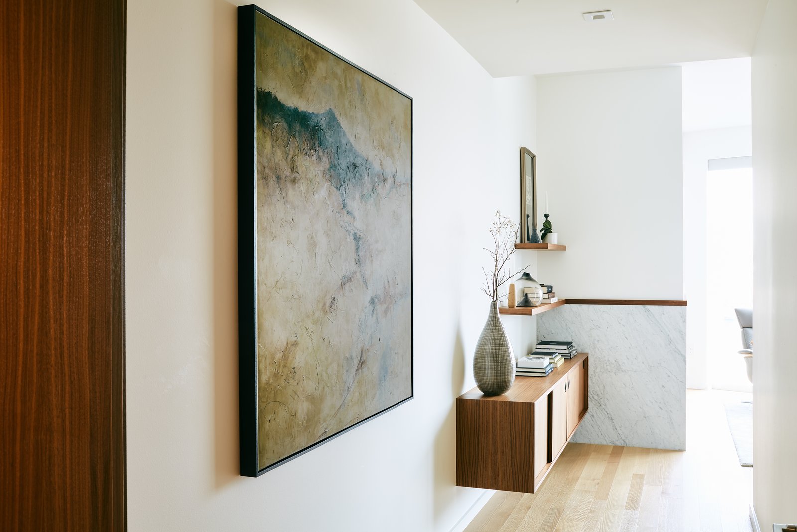 Photo 6 of 11 in Cosmopolitan Pied-A-Terre by Guggenheim Architecture ...
