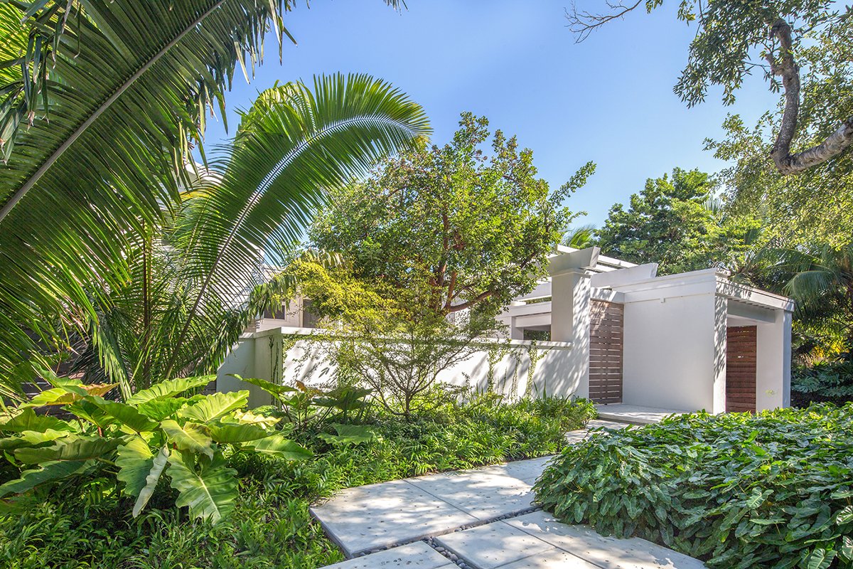 The Best Shaped House For Every Climate In U S And Tips Outdoor Front Yard Trees Garden Shrubs Gardens Hardscapes Concrete View Photos