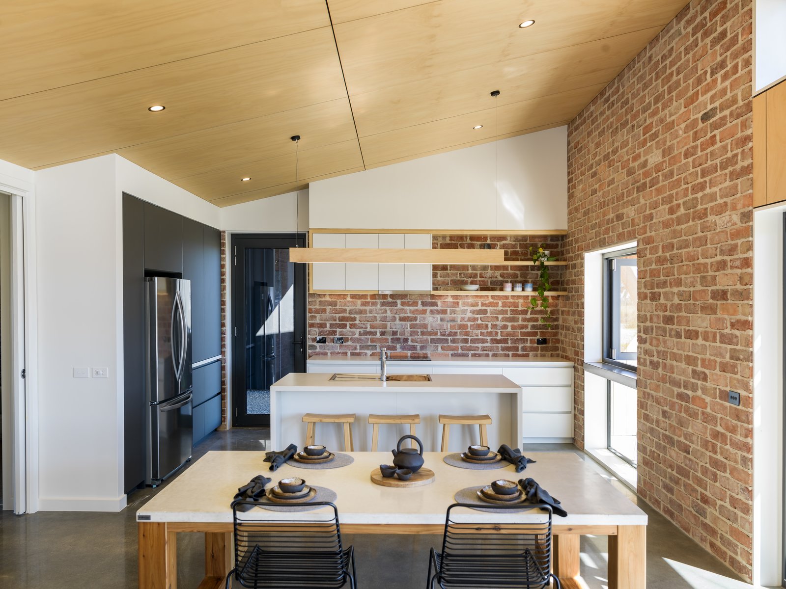 The home boasts high indoor air quality thanks to zero emission joinery, low-VOC paint, stains, and carpets, and construction that utilizes cross-ventilation.