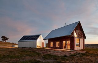 The exterior combines recycled brick, radial sawn timber, and galvanized roof sheeting. "Materials were selected to meet the clients’ brief that the house fit within the cognitive idea of an old shed," explain the architects.