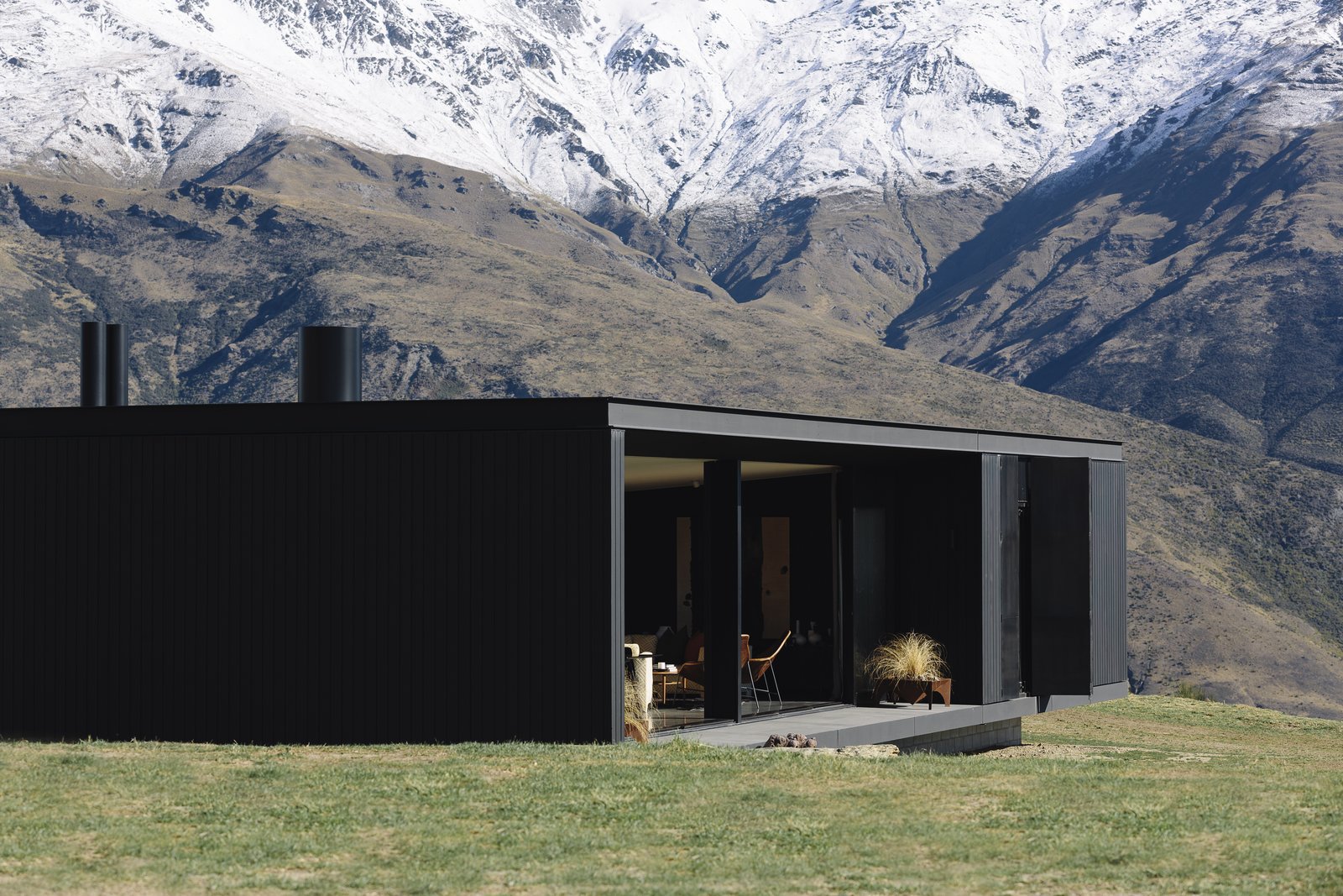Photo 4 Of 12 In A Striking Black House Ears To Float The New Exterior Flat Roofline House Building Type Metal Siding Material Gl
