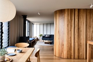 Upstairs, a curved wall clad in Silvertop ash joinery gently separates the living room from the kitchen and dining area. On the kitchen side, the wall hides the pantry and fridge.