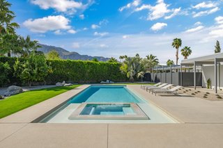 A border hedge provides privacy for the backyard, where distant views of the San Jacinto mountains can be appreciated.