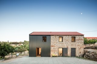 The firm added a 60-square-meter annex to the existing 88-square-meter stone building to fashion a residence that’s now about 148 square meters (or around 1,500 square feet). 