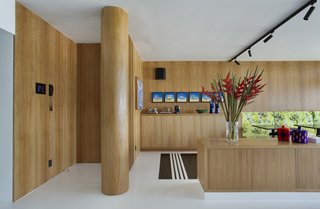 After sitting vacant for a few years, the apartment was gutted and outfitted anew for a European fashion designer who lives abroad but likes to visit Rio de Janeiro to spend time with friends and listen to classical music.