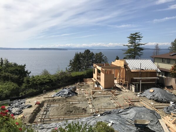 The new build, the L-shaped Beach Drive House, incorporates the old structure.