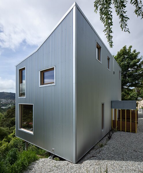 Maclean opted to wrap the building in zincalume corrugate, or corrugated iron. 