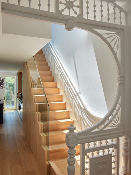 Ménage balanced the historic ornament with modern interventions, like the rebuilt wood staircase and glass handrail.