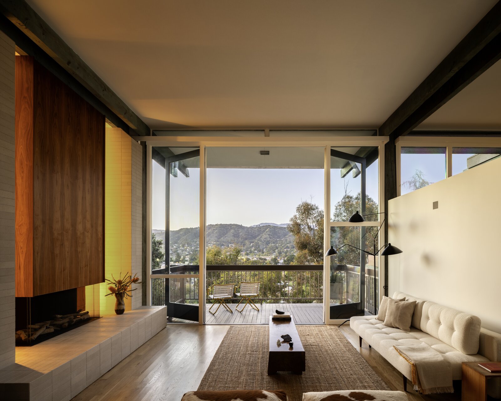 Cover Architecture and EEK Studio redesigned the fireplace so it no longer obstructs the side of the window. The surround lighting creates a warm and inviting effect, even when the fireplace is not lit.