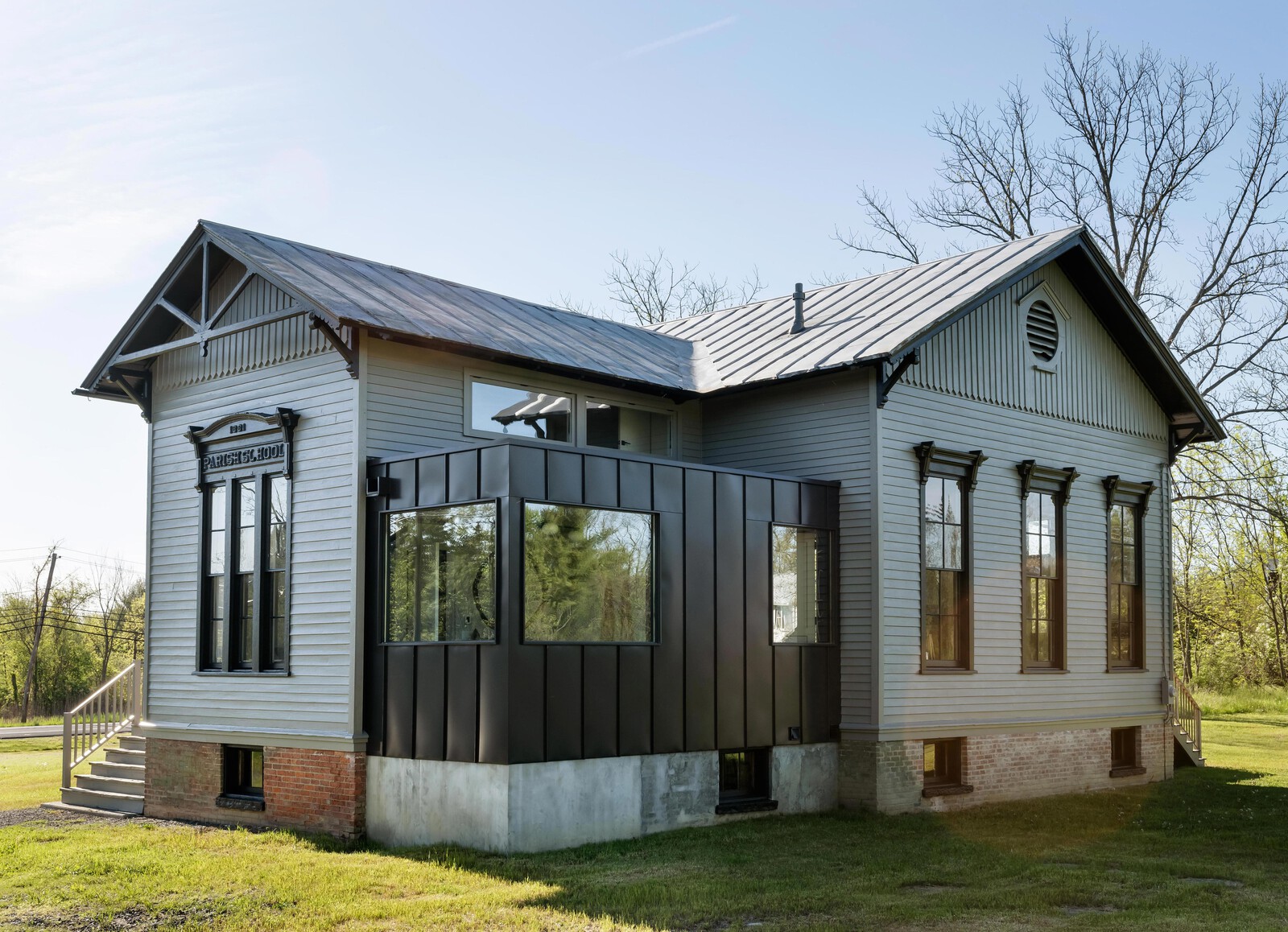 The couple’s architect, Dan Kaplan of Bowerbird Architects, envisioned a modern addition in this corner of the building that is clad in standing seam metal, to house the two new bathrooms and preserve the original architecture.