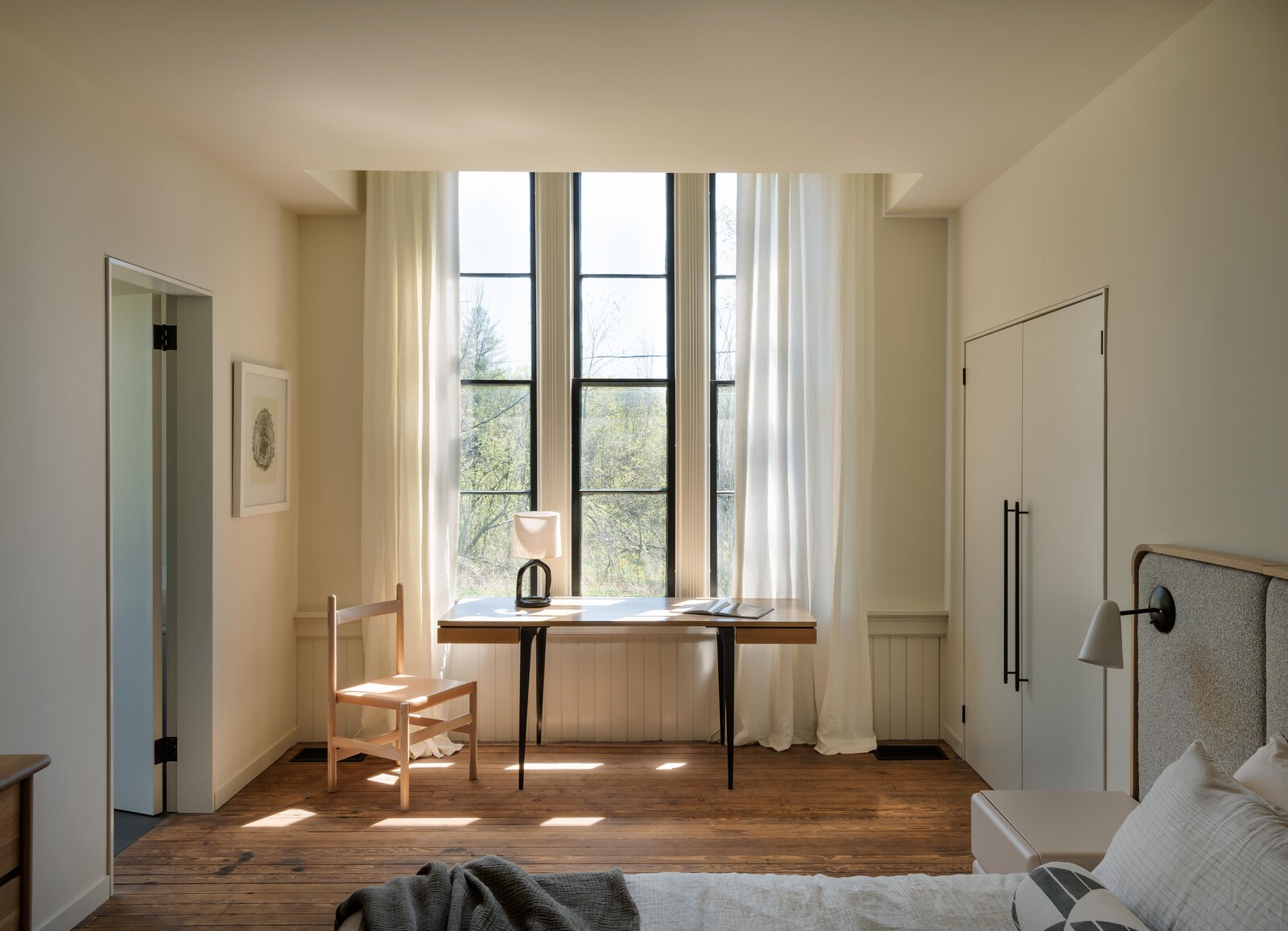 The ceiling height in this room was dictated by the dimensions of the lofted bedroom above. In order to preserve the eight-foot-tall windows, Kaplan designed a light well around the top. 