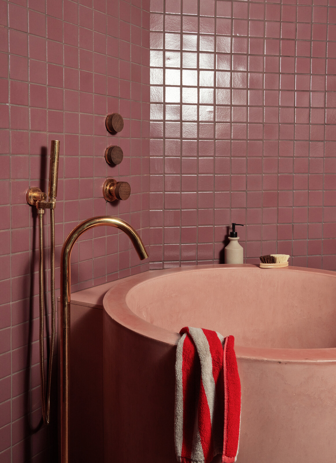 The pink-toned custom concrete tub is by Coulee Concrete.
